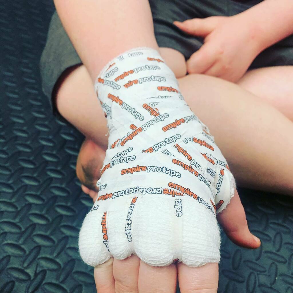 Staying busy and staying ready. Working with those steady hustlers grinding in the gym during the holiday. #cutman #mma #boxing #mauythai #kickboxing https://t.co/Mvg0hk1TAG https://t.co/YbGJ0WGznV