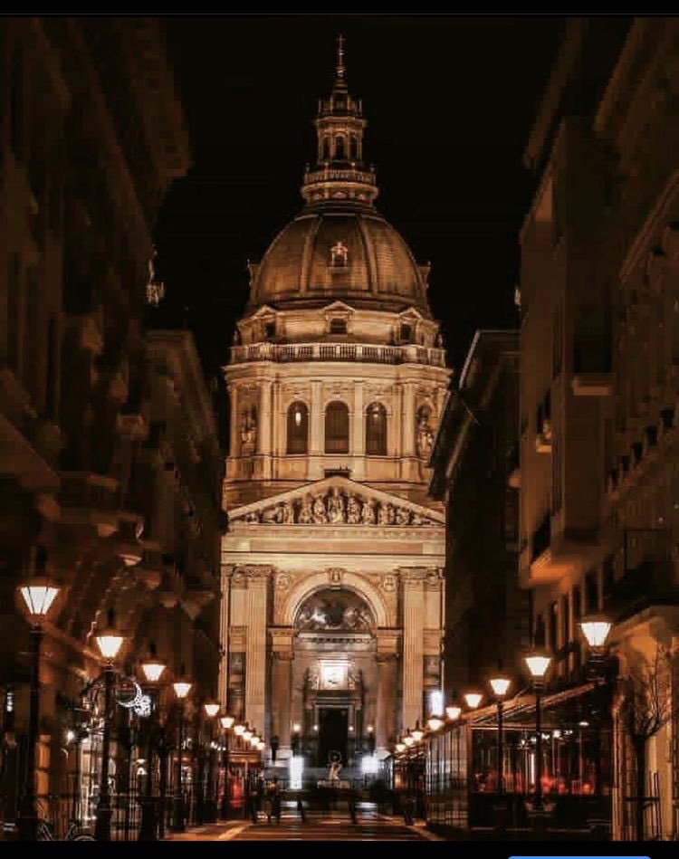 Evening walk around #szentistvanbazilika #budapest #hungary #apricanomad #travelingcode #photographyamateur #europe #traveler #famousbuildings #nightwalk