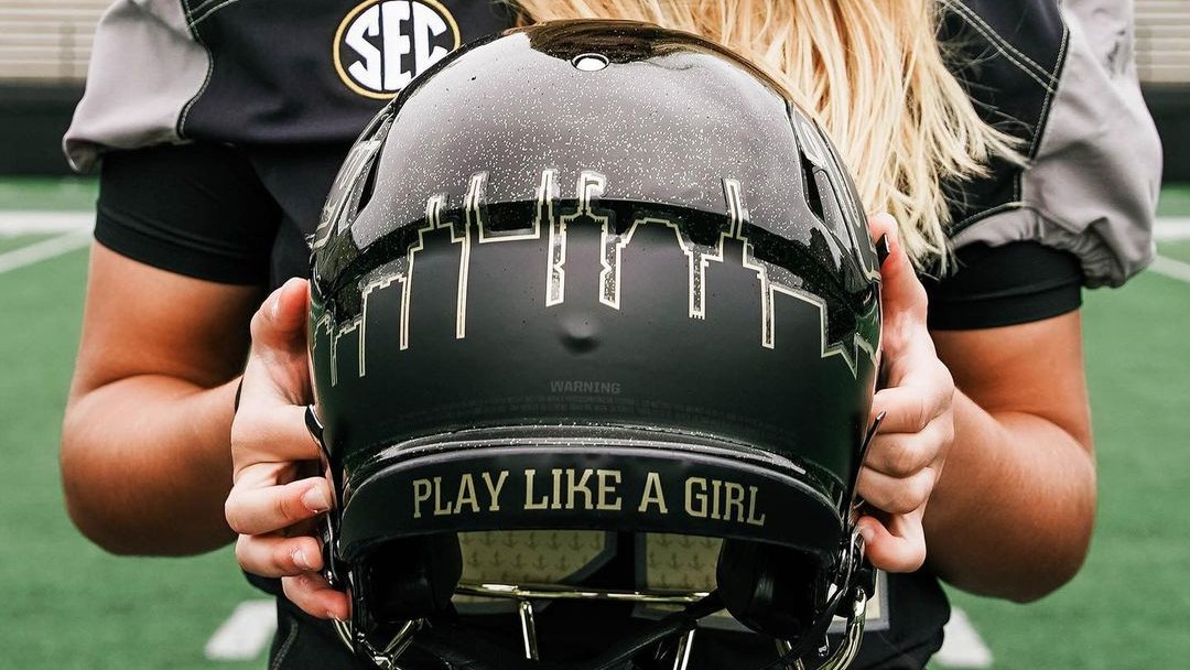 Vanderbilt women’s soccer player Sarah Fuller will suit up as a kicker for the Vanderbilt football team tomorrow.

No female has ever played in a Power 5 regular-season game and only 2 others – Katie Hnida (New Mexico) &amp; April Goss (Kent State) – have appeared in an FBS contest.