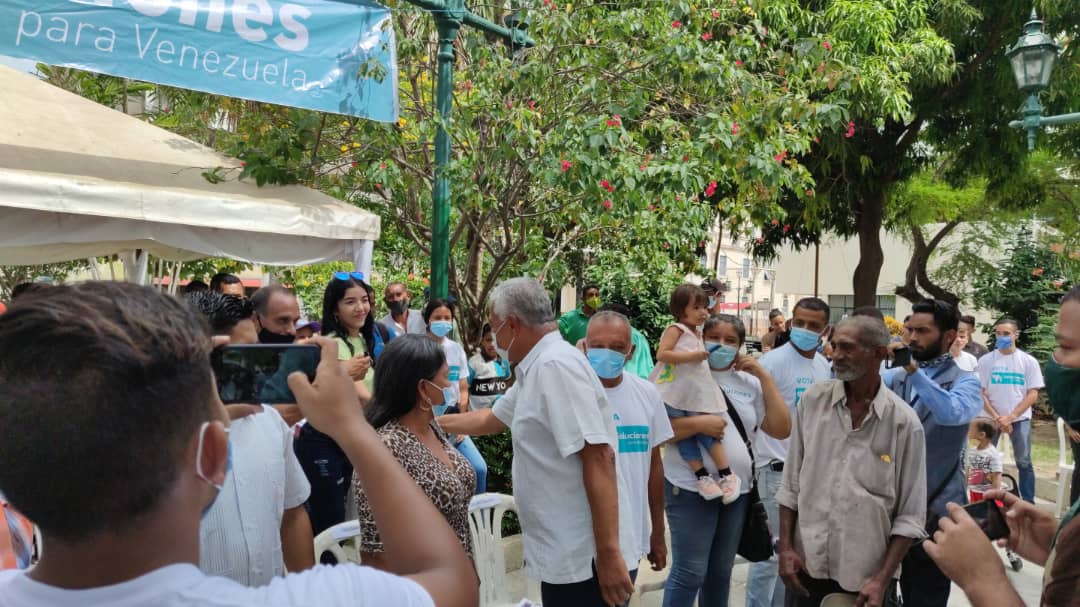 claudioefermin's tweet photo. En la Plaza Bolívar de San Fernando de Apure. En Soluciones acudimos el 6D con la tarjeta que tiene el mapa de Venezuela porque con ella queremos hacer leyes para el pueblo, queremos conseguir recursos para la salud, para la educación, para la seguridad social #AquíEstáLaSolución https://t.co/fye27r1aIl