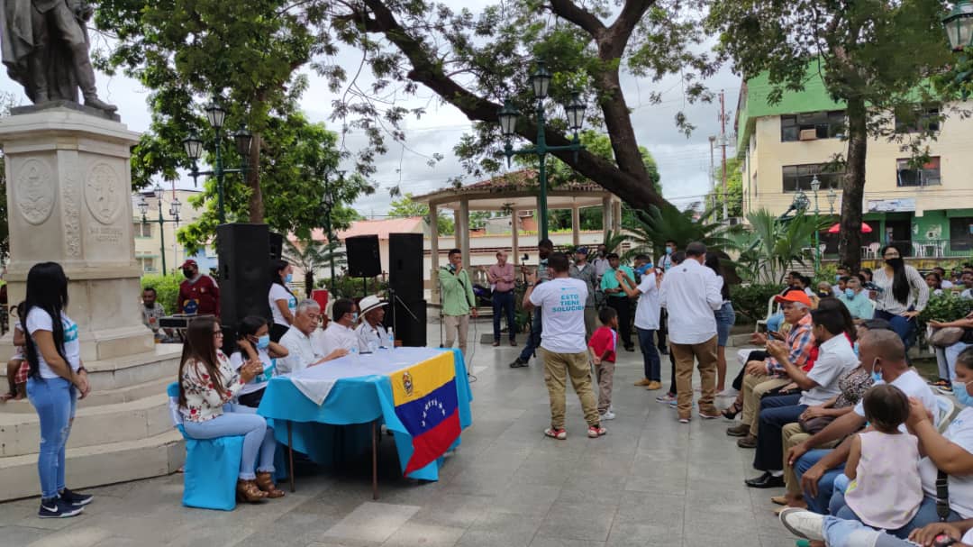 claudioefermin's tweet photo. En la Plaza Bolívar de San Fernando de Apure. En Soluciones acudimos el 6D con la tarjeta que tiene el mapa de Venezuela porque con ella queremos hacer leyes para el pueblo, queremos conseguir recursos para la salud, para la educación, para la seguridad social #AquíEstáLaSolución https://t.co/fye27r1aIl