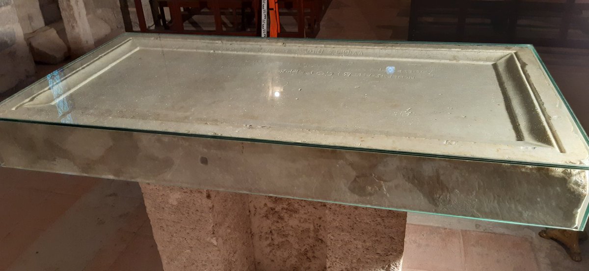 Ma photo ne rend pas honneur à cette sublime table d'autel, en marbre, dite "de saint Rustique", protégée par un épais coffre de verre.