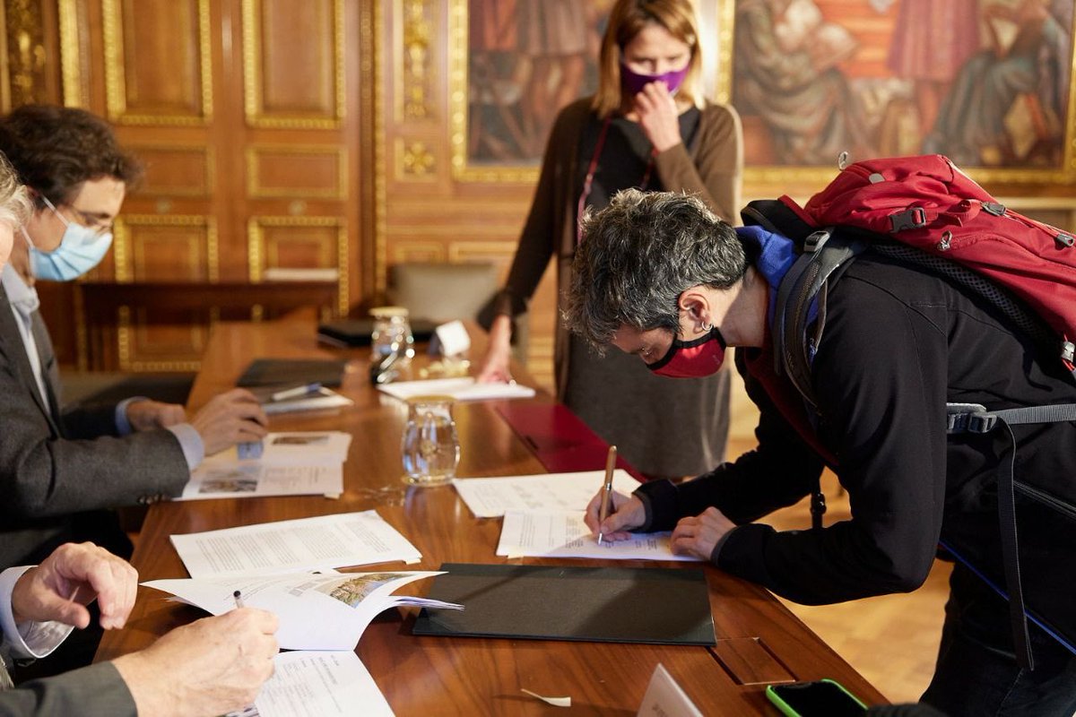 AltresEconomies's tweet photo. L’objectiu és poder construir l'habitatge per 3.000 persones en els propers anys. 🏡
Un impuls clau per a un dels sectors estratègics de l’#ESS, primera materializtació de l’estratègia de ciutat de l'ESS 2030 🏗
#EstratègiaESS2030
Aquí 👇🏼👇🏼, la signatura del conveni! https://t.co/gxsAnjTeb5