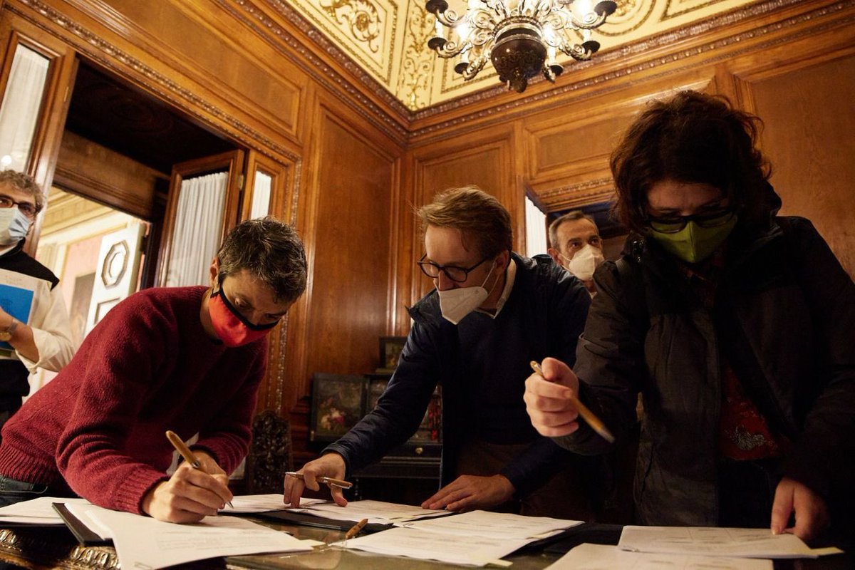 AltresEconomies's tweet photo. L’objectiu és poder construir l'habitatge per 3.000 persones en els propers anys. 🏡
Un impuls clau per a un dels sectors estratègics de l’#ESS, primera materializtació de l’estratègia de ciutat de l'ESS 2030 🏗
#EstratègiaESS2030
Aquí 👇🏼👇🏼, la signatura del conveni! https://t.co/gxsAnjTeb5