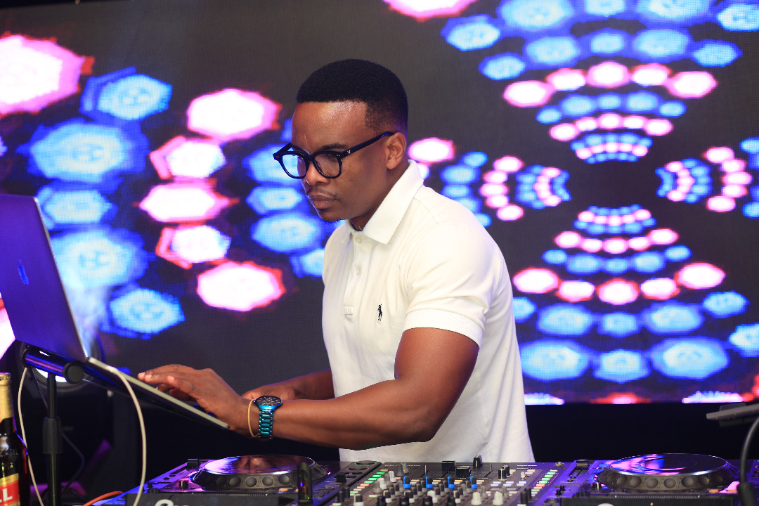 ntvuganda's tweet photo. Apart from sweaters and blankets, DJs also play a big role in cold seasons
#NTVMixShow #BellJamz

@Photos_By_Drama https://t.co/Kkg0ziGXLg
