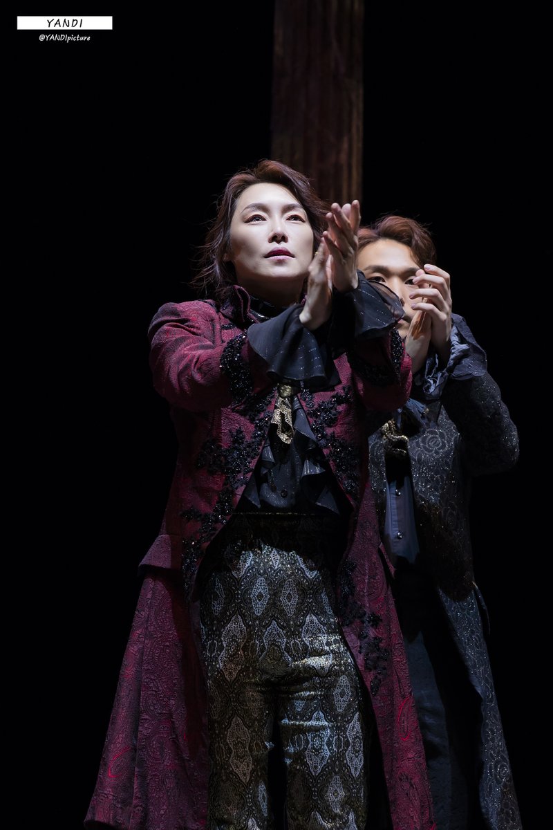 YANDIpicture's tweet photo. 20201127_아마데우스 커튼콜데이
안토니오 살리에리 _차지연

나는 죽음까지도 평범해야 합니까?

나 안토니오 살리에리. 평범한 자들의 수호자. 제가 여러분들을 용서해 드리겠습니다. https://t.co/IlZq1WsW7B