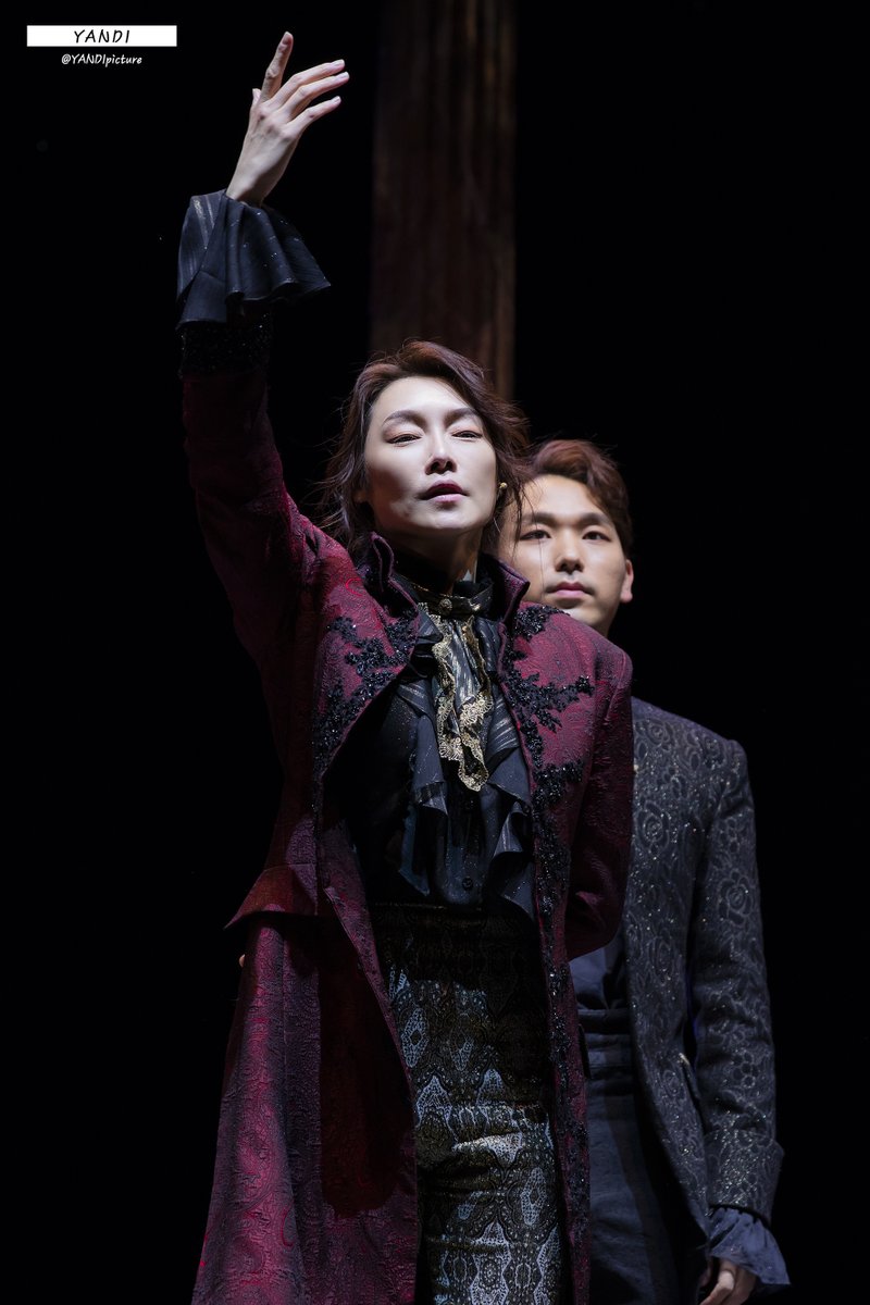 YANDIpicture's tweet photo. 20201127_아마데우스 커튼콜데이
안토니오 살리에리 _차지연

나는 죽음까지도 평범해야 합니까?

나 안토니오 살리에리. 평범한 자들의 수호자. 제가 여러분들을 용서해 드리겠습니다. https://t.co/IlZq1WsW7B