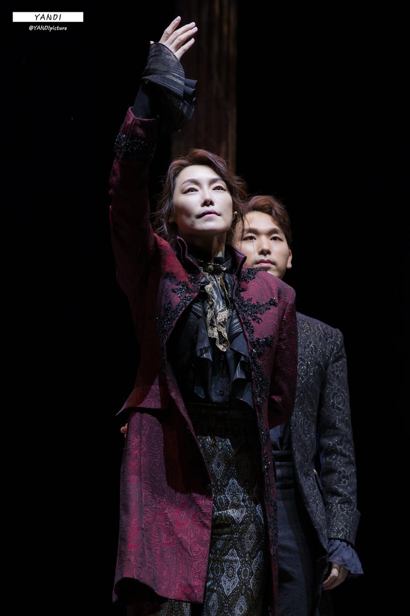 YANDIpicture's tweet photo. 20201127_아마데우스 커튼콜데이
안토니오 살리에리 _차지연

나는 죽음까지도 평범해야 합니까?

나 안토니오 살리에리. 평범한 자들의 수호자. 제가 여러분들을 용서해 드리겠습니다. https://t.co/IlZq1WsW7B