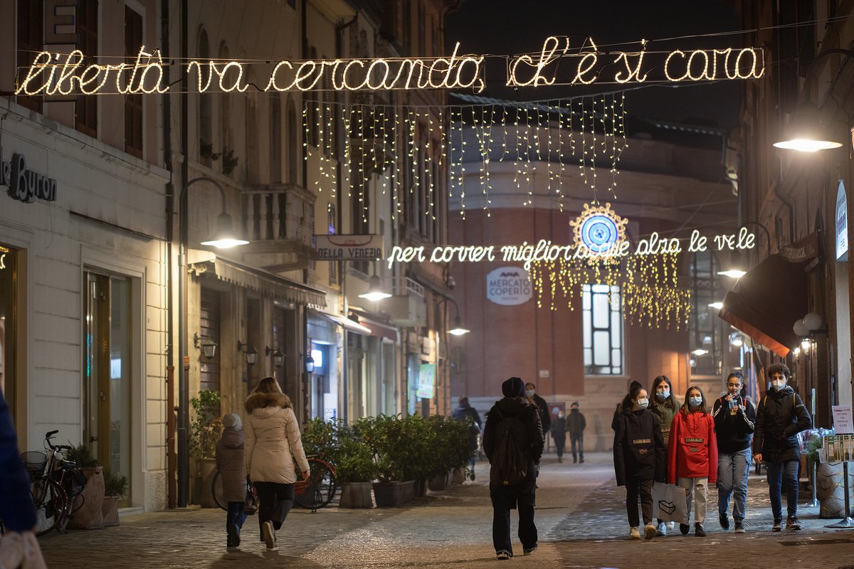 RavennaTourism's tweet photo. Sono i versi di #DanteAlighieri che illuminano il Natale di #Ravenna
📸: Luca Concas | #myRavenna #RavennaPerDante #inEmiliaRomagna https://t.co/J3wuHOq6W5