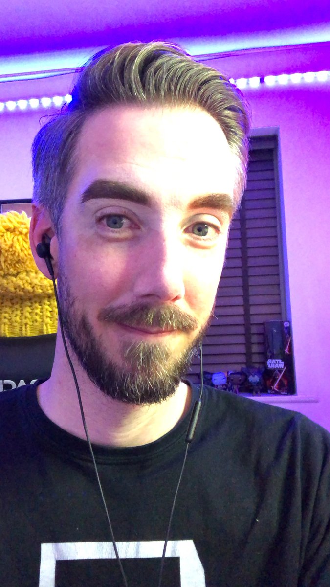 .<a href="/xchl0s/">chlos</a> is currently doing my make up... And she just said that she'll let me do HER make up on stream if this tweet gets 100 likes!

MAKE IT HAPPEN! Like and RT 💛