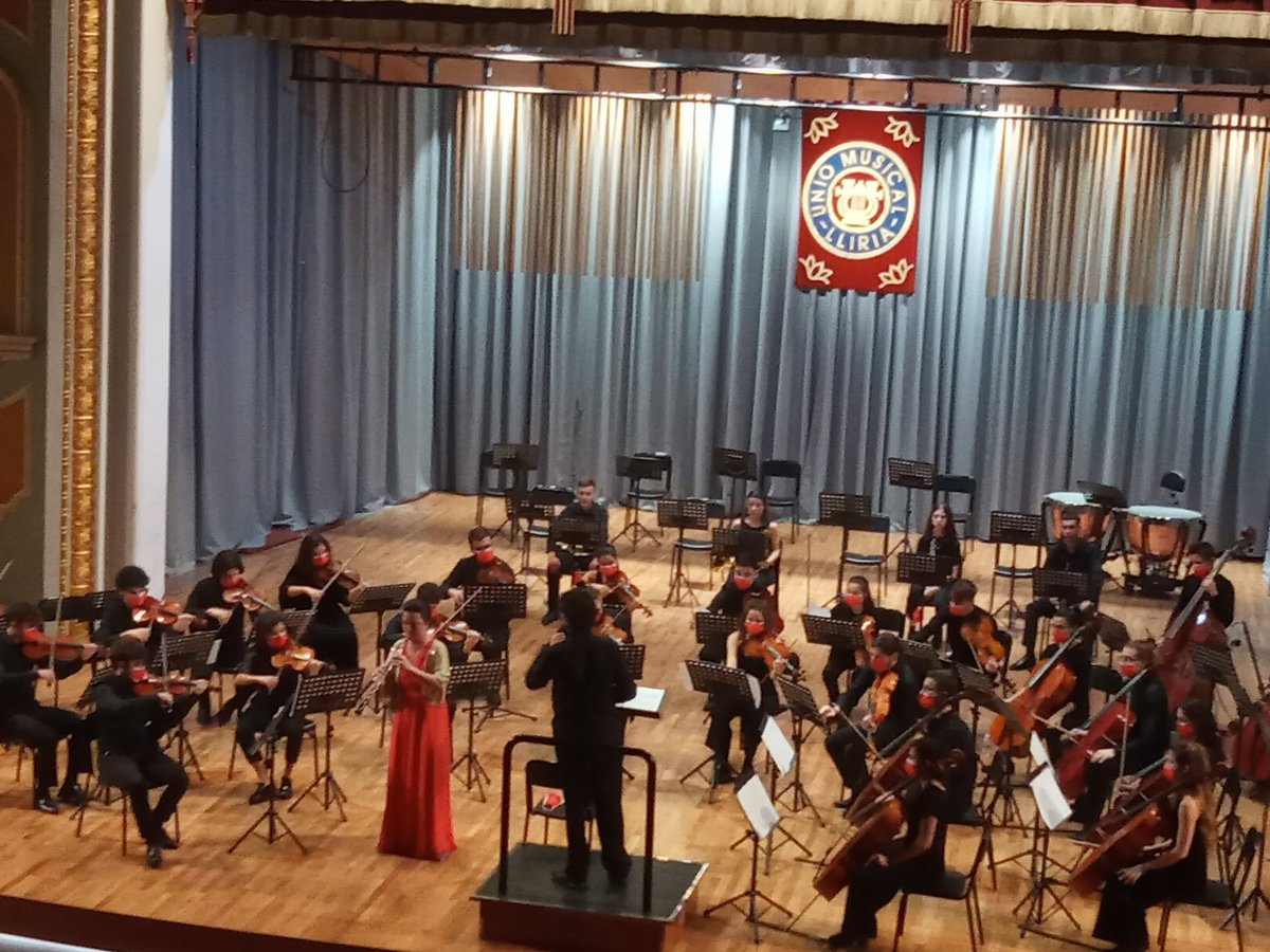 La Orquesta <a href="/esmar_de/">ESMAR · Escuela Superior de Música</a>, el maestro Cristóbal Soler y Berta Belinchon al oboe. Genial concierto en el Teatro de la Unio Musical de Llíria. Disfrutando de la música en directo!