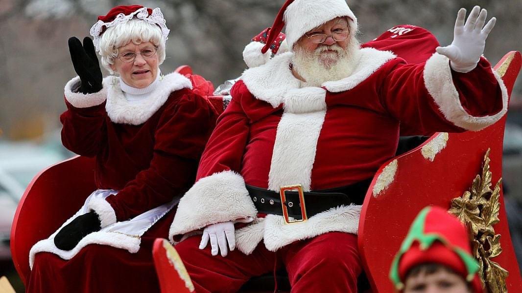 CityMiddletown's tweet image. Santa and Mrs. Claus will be driving through the streets of Middletown neighborhoods with a lift from Middletown Division of Fire the next several weekends before Christmas.