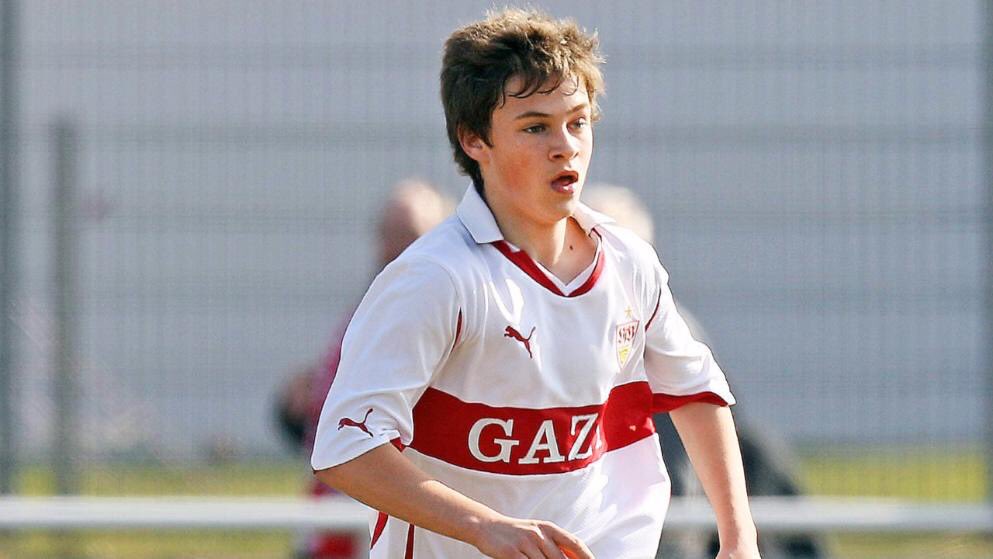Joshua Kimmich started off with the youth team at Stuttgart, where he played for 6 seasons between 2007-13. Kimmich first started off with local team VFB Bösingen, giving him a stage to showcase his talents when they played against the youth team of Stuttgart.