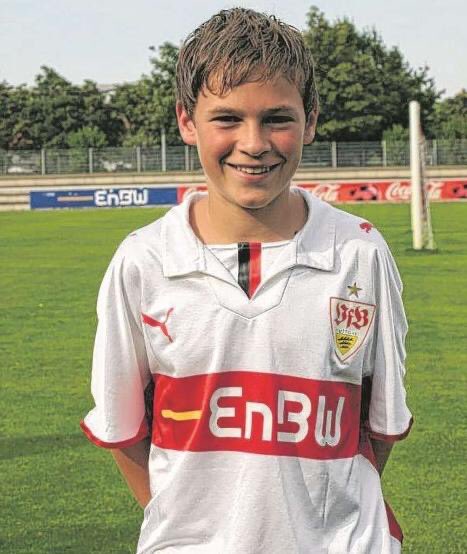 Joshua Kimmich started off with the youth team at Stuttgart, where he played for 6 seasons between 2007-13. Kimmich first started off with local team VFB Bösingen, giving him a stage to showcase his talents when they played against the youth team of Stuttgart.