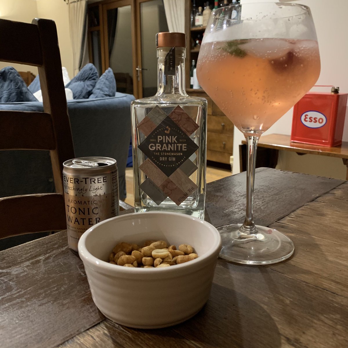 jerrywillisjsy's tweet image. Pink Granite #Gin from @DunellsWines and #fevertreefriday aromatic tonic garnished with basil and raspberry 

TFI Friday