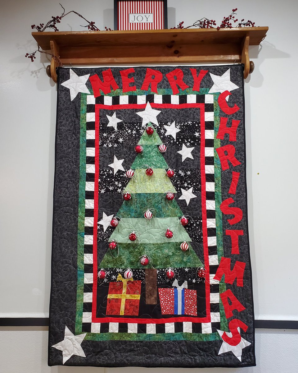 murphysdowntown's tweet photo. We've decided to not open our outdoor dining this evening but you can still join us for dine-in or take-out. And while here, check out Marion's beautiful Christmas quilts. https://t.co/KbzF6ZaLwO