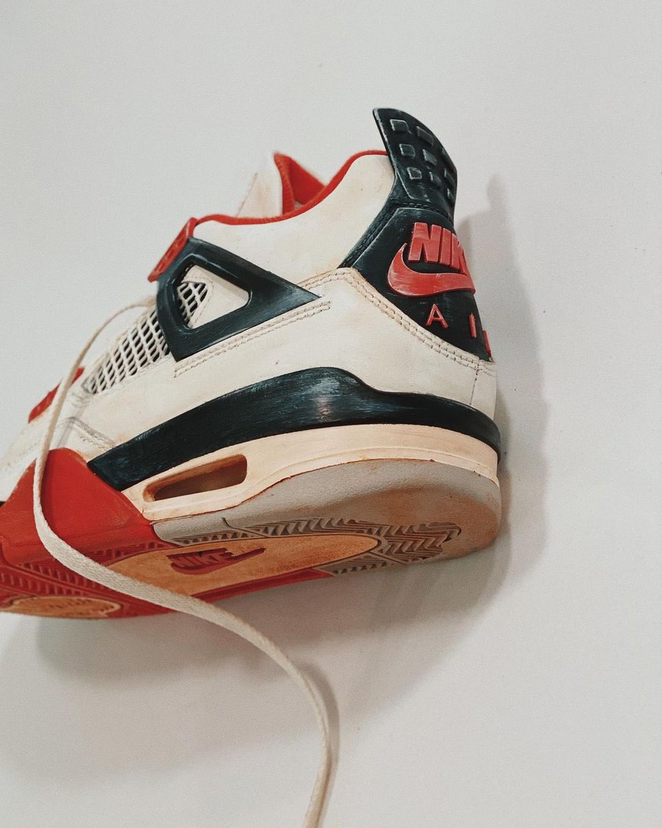 ComplexSneakers's tweet photo. 2020 “Fire Red” Air Jordan 4s with an aged makeover. Do they look better like this? [📸: https://t.co/SqK7lFm4Qi] https://t.co/sGJT1YYrtl