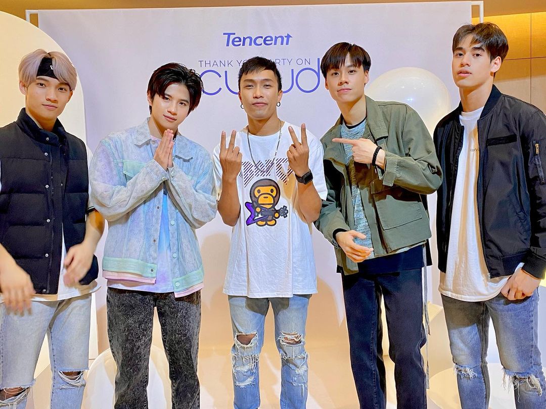 MeanPlanPH's tweet photo. [ICYMI] 🎯
201127

~ TENCENT THANK YOU PARTY ON CLOUD ~

Still photos of Plan with Jump from last night's event "Tencent Thank You Party on Cloud". 💚

#2wish
#คนของแปลน 
#TENCENTTH
©️ tommy_tmwassup IG / Tetypeachy
-🐱 https://t.co/SO2Q3GTMgl