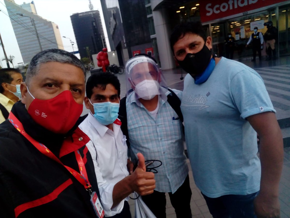 65Pedr0's tweet photo. PLANTÓN EN  LA TORRE SCOTIABANK LIMA-PERU
NUESTRA SOLIDARIDAD CON NUESTROS HERMANOS TRABAJADOR@S DEL SINDICATO DE LA FINANCIERA CREDISCOTIA. https://t.co/r2oeuvnKKT