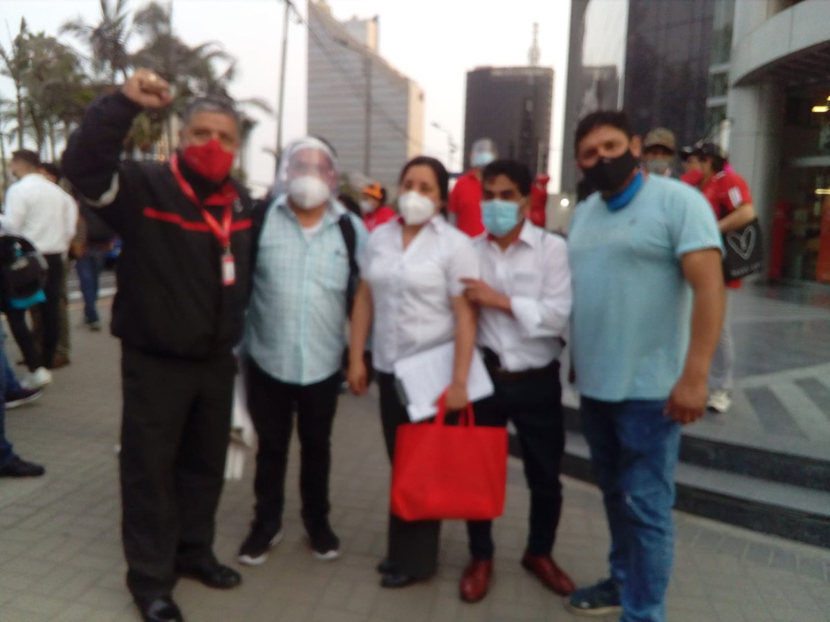 65Pedr0's tweet photo. PLANTÓN EN  LA TORRE SCOTIABANK LIMA-PERU
NUESTRA SOLIDARIDAD CON NUESTROS HERMANOS TRABAJADOR@S DEL SINDICATO DE LA FINANCIERA CREDISCOTIA. https://t.co/r2oeuvnKKT