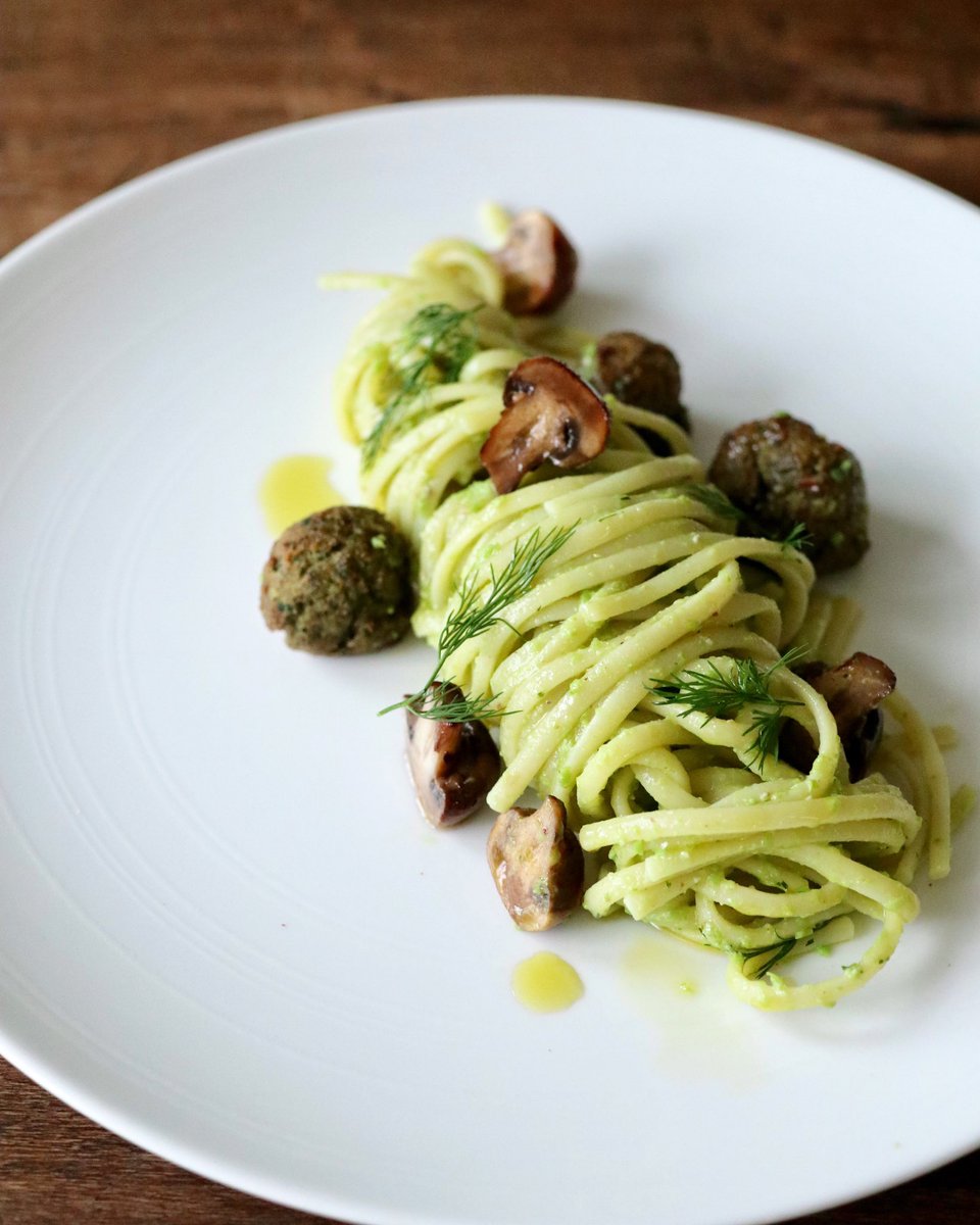 RubenRapetti's tweet photo. Vegan Sweet Pea Pesto Linguine with Mushrooms &amp; Lentils Bites. 
#vegan #plantbased #vegetarian #veganrecipes #plantbasednutrition #pasta #linguine #healthyfood #chefsofinstagram #foodphotography #pastarecipe #veganfoodie https://t.co/09tz5gyuu8