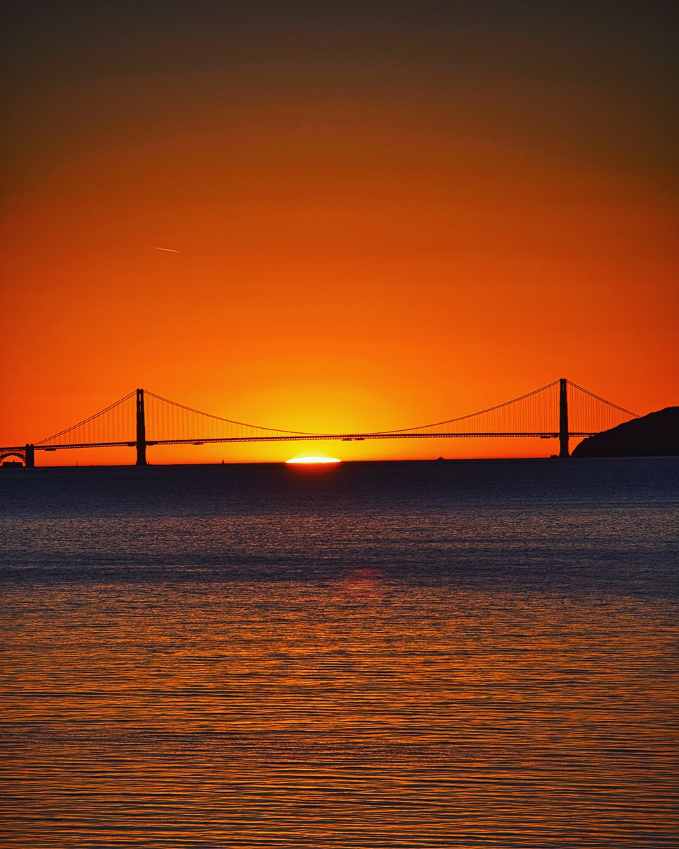 View of Golden Gate Bridge during golden hour #sunset #albanybulb #albanyca #berkeleyside #citylife #goldengatebridge #fujixseries #fujifilm_us #fujixt20 #bayshooters #sanfrancisco_luv @sinfrancisco #sf #AlwaysSF #sfgate #bayarea_photographerz #California #thesanfrancisco