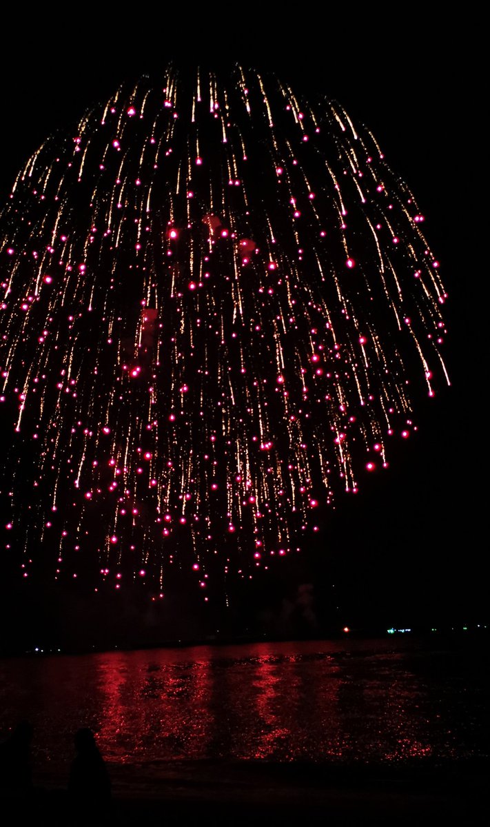 room2318's tweet photo. พลุสวยๆ เมืองพัทยา #fireworks #fireworkspattaya #พลุพัทยา #พัทยา  #thailand #pattaya https://t.co/fCY3oeKf43
