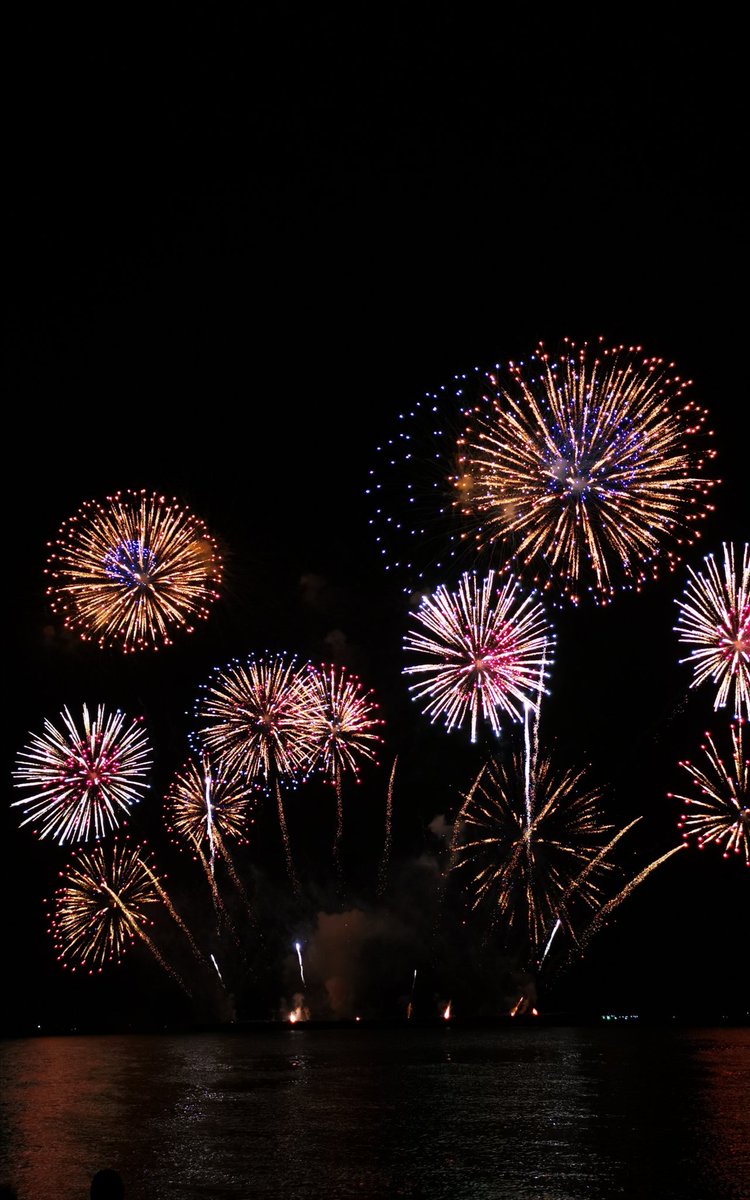 room2318's tweet photo. พลุสวยๆ เมืองพัทยา #fireworks #fireworkspattaya #พลุพัทยา #พัทยา  #thailand #pattaya https://t.co/fCY3oeKf43