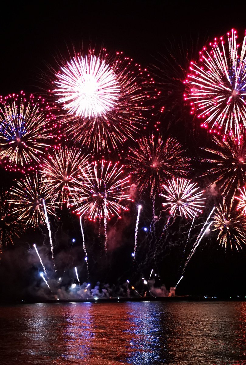 room2318's tweet photo. พลุสวยๆ เมืองพัทยา #fireworks #fireworkspattaya #พลุพัทยา #พัทยา  #thailand #pattaya https://t.co/fCY3oeKf43