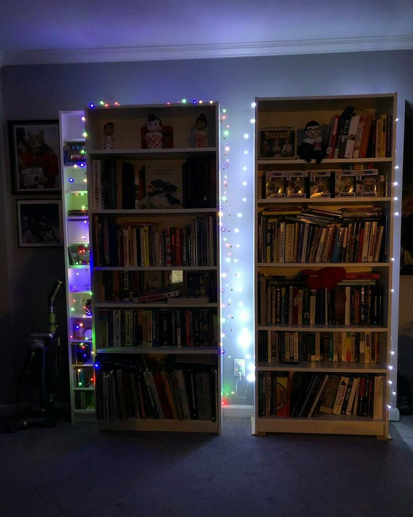 Nummymuffin's tweet image. It’s slightly more festive in here now. 😆 #ledlights #usblights #ikeabillybookcase instagr.am/p/CIHVXSrpz42/