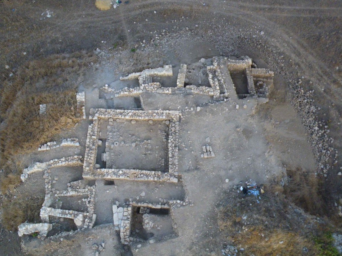 A team of the American University of Beirut ( #AUB) conducted excavations between 2004 and 2016. The site (around 1.5 ha) is interpreted to be an administrative center probably falling under the hegemony of  #Byblos (the main site in the region) rather than an ordinary town. (2/5)