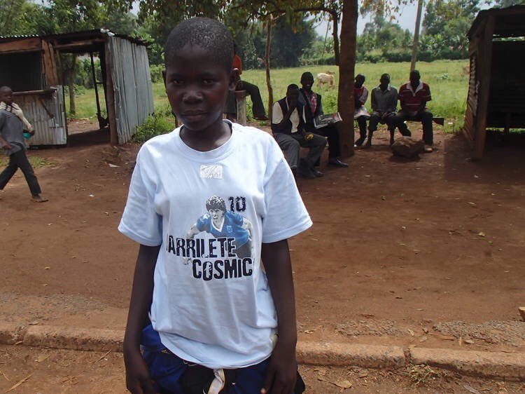 Saqué esta foto en Luanda, un pueblito perdido en la frontera entre Kenya y Uganda.

Era diciembre de 2013.
Sentado en un minibús, miré por la ventana y vi a la niñita. Me paré de un salto, grité al conductor que parase y supliqué a ella que me dejara retratarla.
Inolvidable.