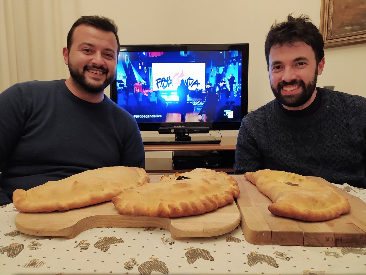 krichiriki's tweet photo. Due catanesi, congiunti in quanto coinquilini in #Padova, capoluogo del #Pojanistan, fanno #scacciata e @welikeduel per festeggiare i 29 anni di @FedericoBianca4 (quello a destra). Cosa puoi volere di più? La #vardipuntata !!! @zdizoro puoi fargli li auguri, pls? #propagandalive https://t.co/Qs0VtMKa0E