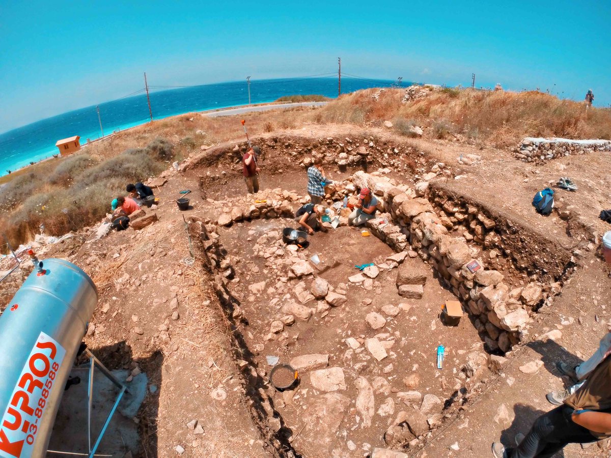 A site very dear to my heart. The beautiful Bronze-Age Tell of Fadous-Kfarabida in northern  #Lebanon . It is located 2km south of the modern city of  #Batroun. Was discovered in 2004 by an archaeology graduate student strolling on his motorcycle through the Lebanese coast.(1/5)