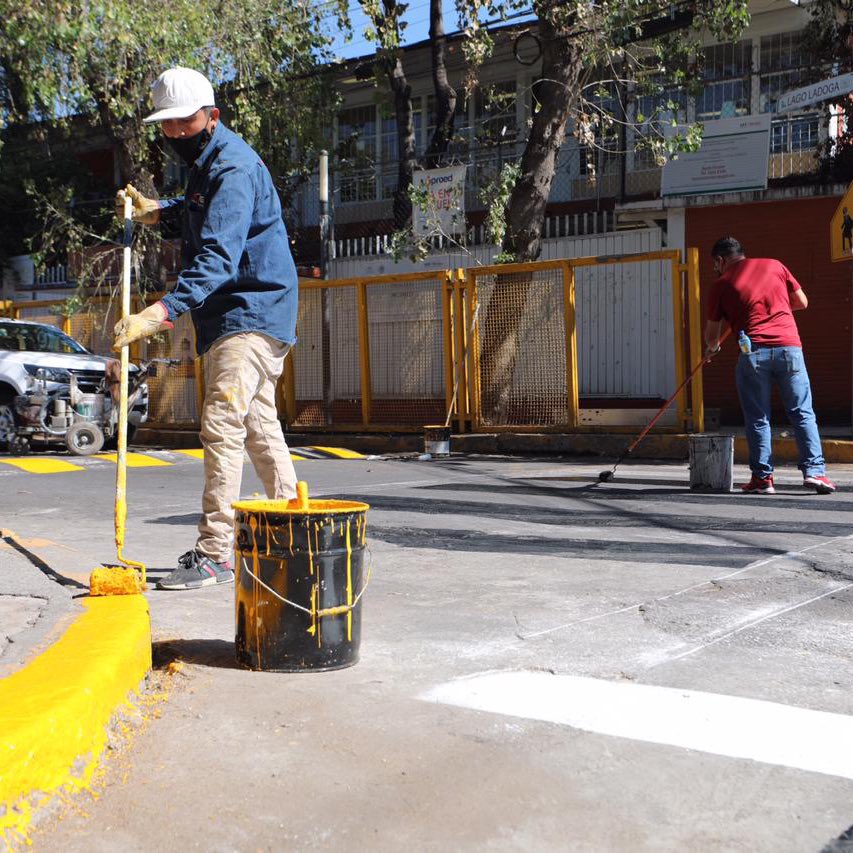 AlcaldiaMHmx's tweet photo. Visitamos la colonia #AnáhuacDosLagos para llevar toda la atención y servicios de #DiarioCONTIGO y el #ChambaBusMH. Le dimos una buena manita de gato para mejorar su imagen urbana, dejándola muy bonita

#MHelCorazónDeLaCapital https://t.co/Jl85hHTX5D