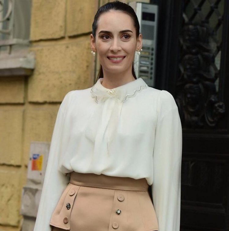 Ah Alya...
Bize hikayenle kimseyi tanımadan yargılamayı,insanların dışını değil de içini önemsememiz gerektiğini öğrettin.Her zaman yüzün gülsün...
    🌼☘️
#KırmızıOda #Alya