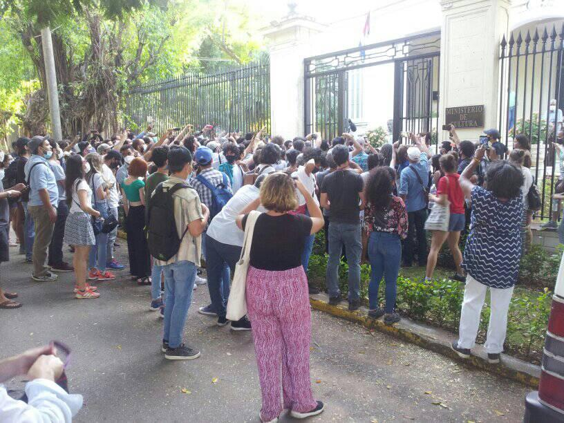 yoanisanchez's tweet photo. #Cuba Y la chispa prendió... Unos 80 artistas se concentran frente al Ministerio de Cultura para apoyar al Movimiento San Isidro https://t.co/MmnFHNvAvV https://t.co/1qMyY2I8by