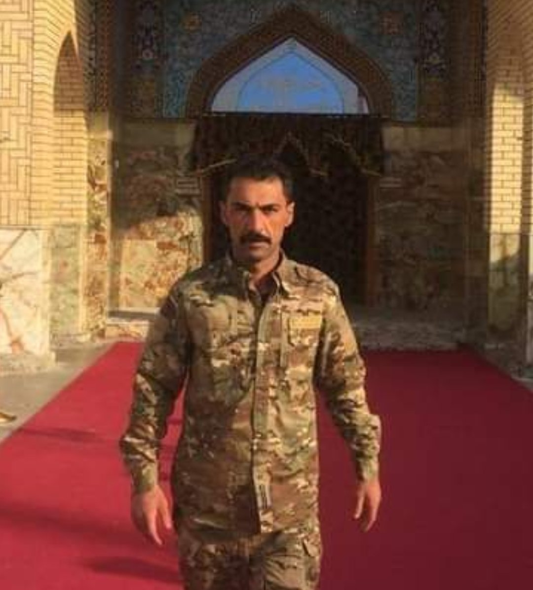ah_hashd's tweet photo. علي كريم شمخي الوائلي صاحب البدلة العسكرية
علاء الزيرجاوي
هولاء ضمن الأشخاص اللذين اقتحموا الساحة مع أمجد ابن ام حيدر معروف في مدينة الصدر التابعة للناصرية بإتفاق سابق منذ ليلة أمس حتى إقالة قائد الشرطة كانت مجهزه من حميد الغزي
وسأبقى أكشف كل الأسماء حال وصولها
#الناصرية_تقمع https://t.co/RdSX9yMbWT