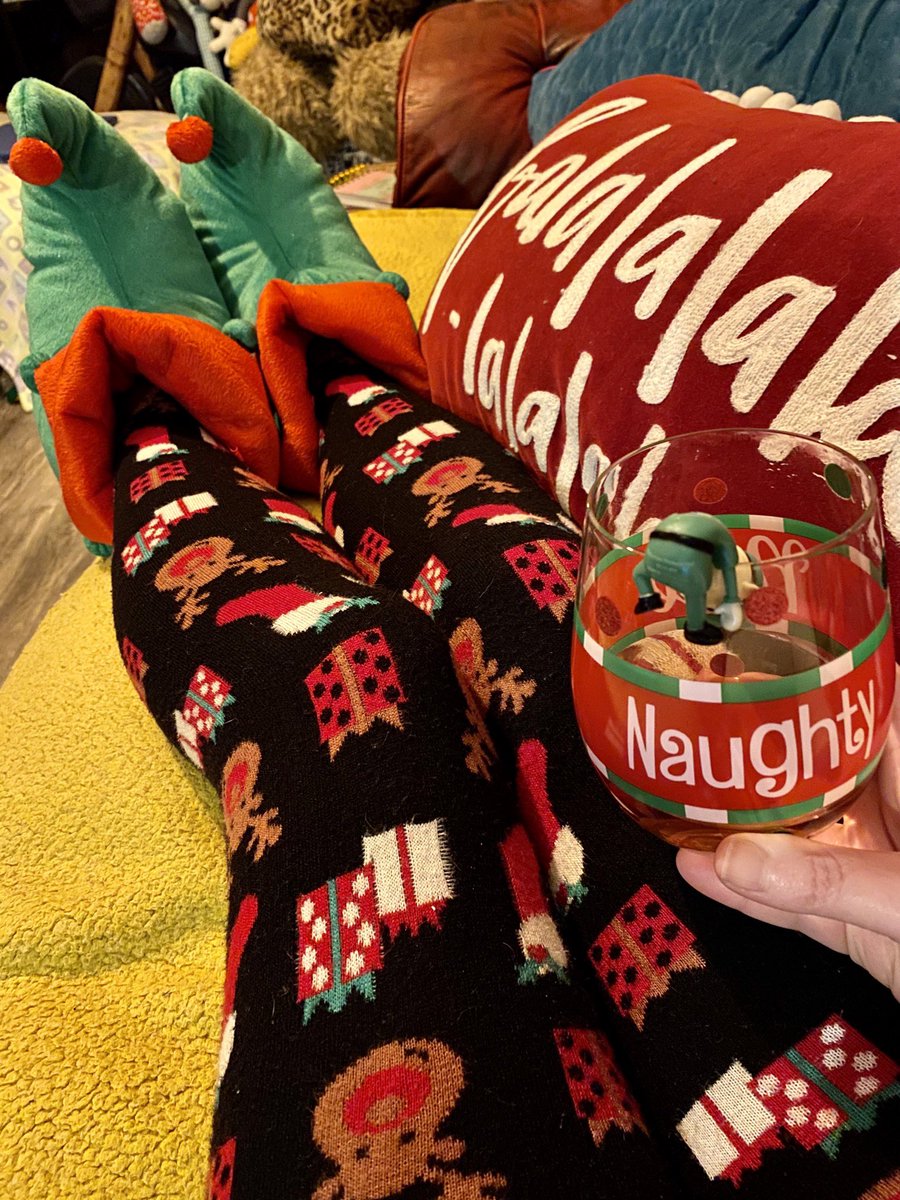 thehackette's tweet photo. Toy Show ready🤶🏻#elfisolating #LateLateToyShow https://t.co/pCJEqRIzT9