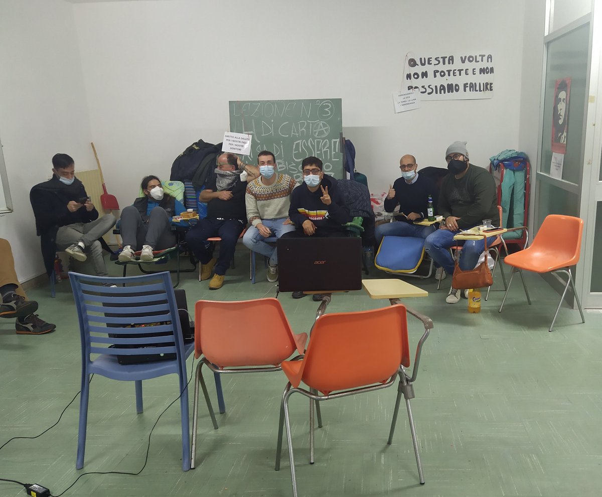 bar_damu's tweet photo. I ragazzi delle Lampare vi seguono dall'ospedale occupato di #Cariati!! Vi aspettiamo ancora qui con tante olive, soppressate e caciocavalli ❤️...un saluto a Damilano! @welikeduel #vardipuntata #propagandalive https://t.co/Y5H9of1uCN