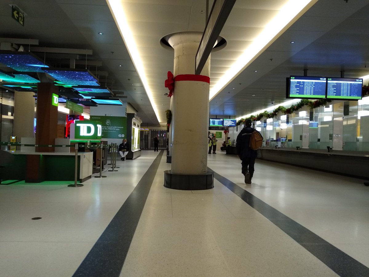 Amazing, 4:50 on a Friday evening in Union Station and there's about 20 people including staff. #TorontoLockdown #gotransit