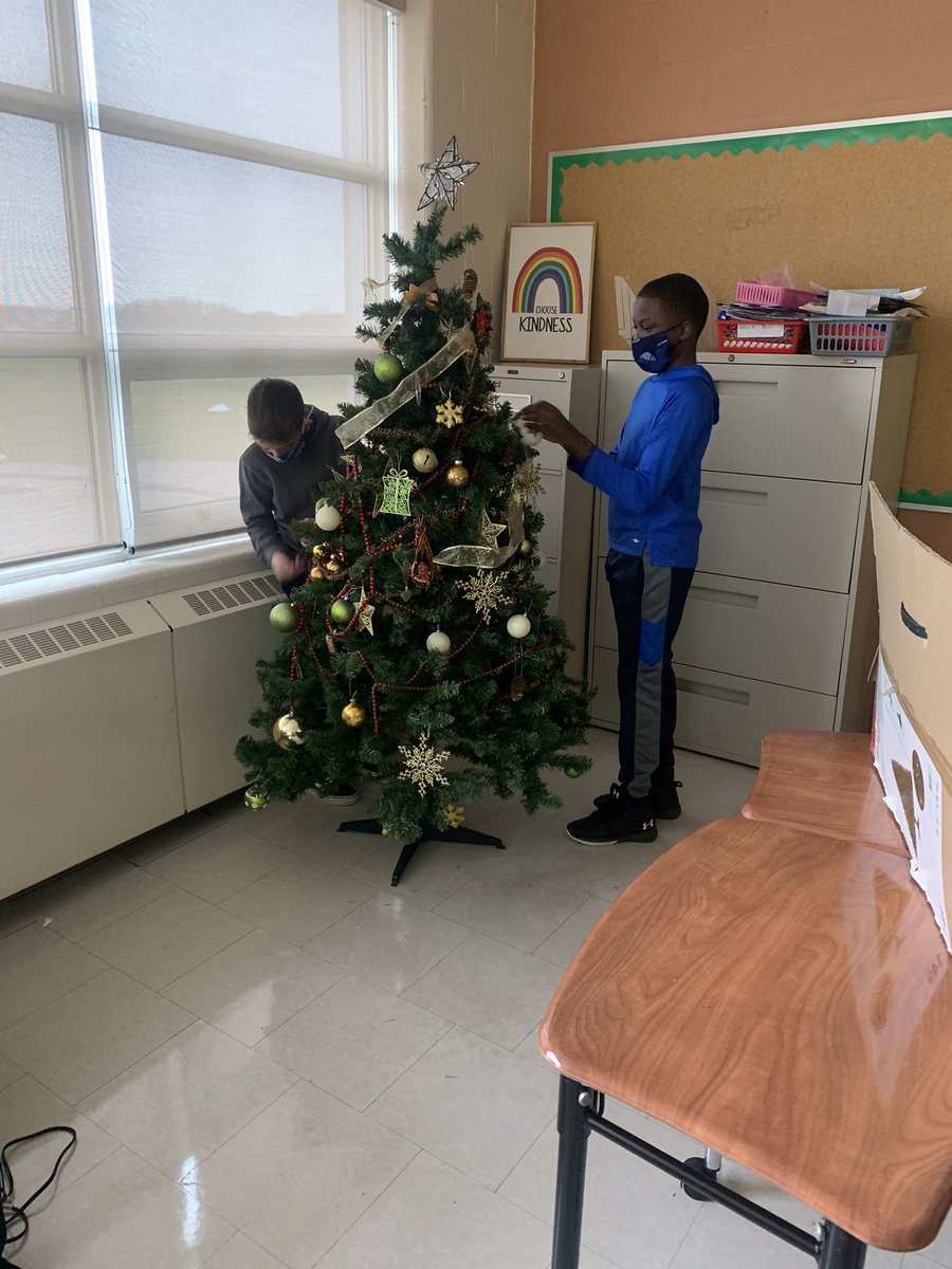 DelgobboLisa's tweet photo. It’s beginning to look a lot like Christmas 💕🎅🏼❄️🎁🎄
Spent our morning decorating our beautiful Christmas tree! @StCeciliaDPCDSB 

thank you @MoniqueLackey for helping to provide some well needed Christmas spirit in our SERC room 🎄🥰 https://t.co/h7WvmU36dz