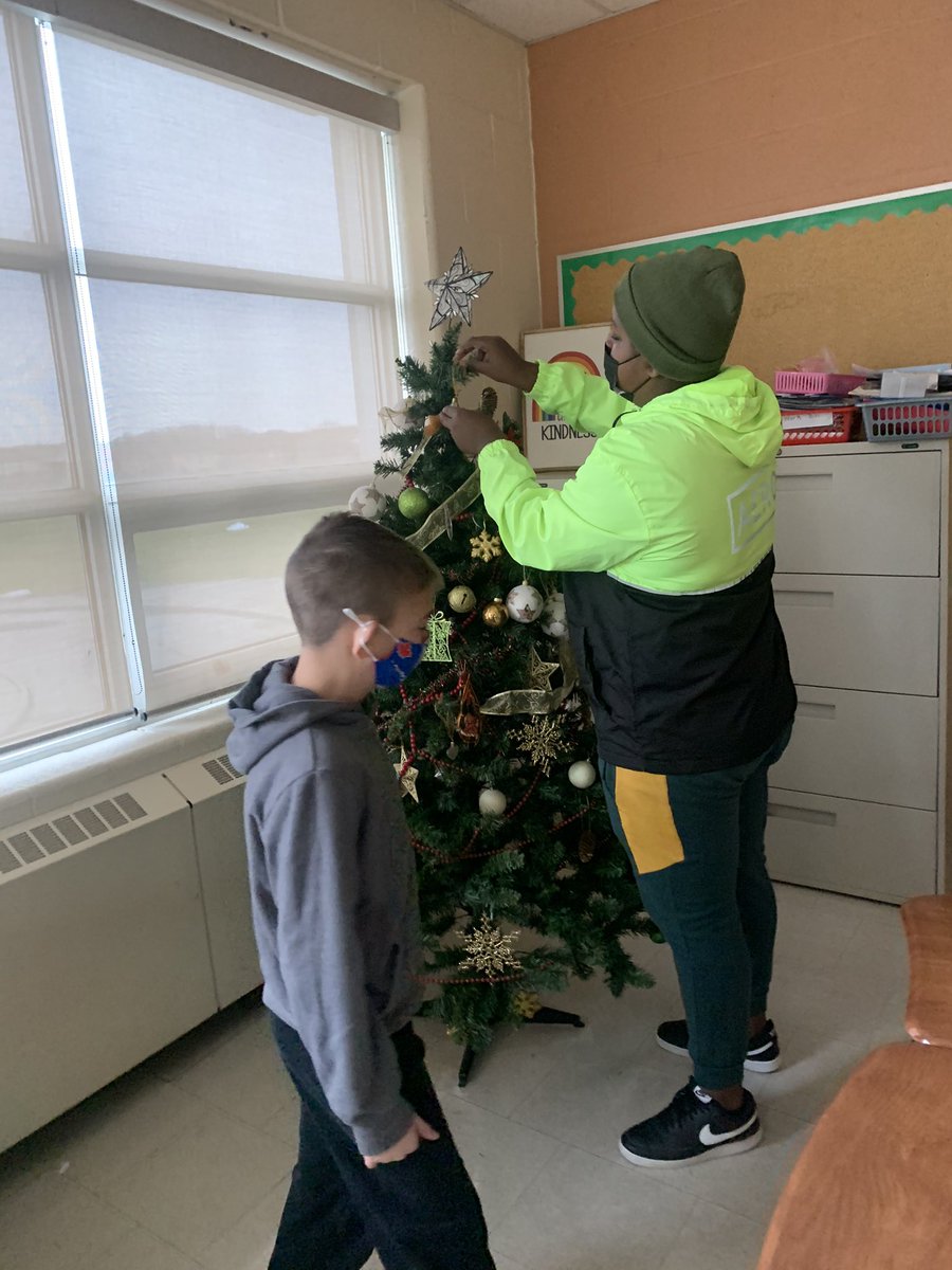 DelgobboLisa's tweet photo. It’s beginning to look a lot like Christmas 💕🎅🏼❄️🎁🎄
Spent our morning decorating our beautiful Christmas tree! @StCeciliaDPCDSB 

thank you @MoniqueLackey for helping to provide some well needed Christmas spirit in our SERC room 🎄🥰 https://t.co/h7WvmU36dz