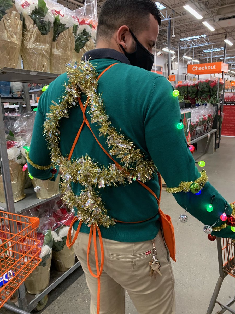 alex_asds's tweet photo. Happy Black Friday from 0922!!! We have a real tree at our store today, courtesy of @nelsonr1271 🌲🌲🌲 @DHRMgregorio @MattKeatinghd @YDensin https://t.co/tu3PlWT5Ri