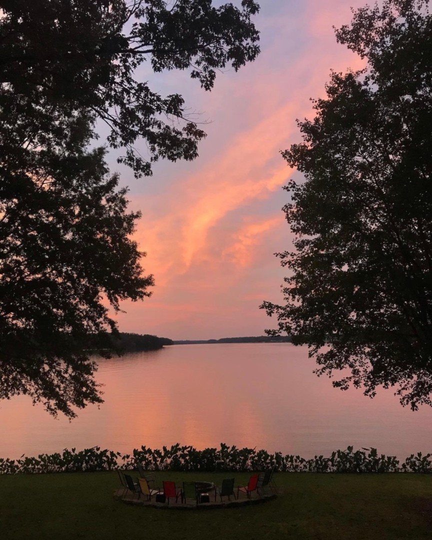 "Gratitude turns what we have into enough, and more." - Melody Beattie ✨🍂 Wishing everyone a relaxing weekend with loved ones. #eatontonga #threedayweekend #explorega #georgiasunsets #lakeoconee //
.
.
\\ 📷: Thank you @susanjacobsmeadows for sharing.