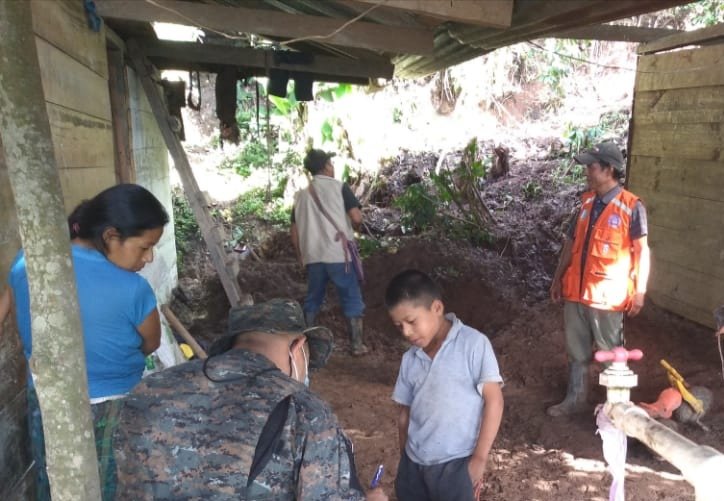 Cosedemilgt's tweet photo. Oficiales Alumnos @Cosedemilgt, continúan apoyando en #EDAN, en comunidades afectadas por la tormenta #Iota, #PuertoBarrios, #Izabal. @ConredGuatemala, @GuatemalaGob @CentroDeGob,  #FuerzaGuate. https://t.co/Fx1KjByn5v