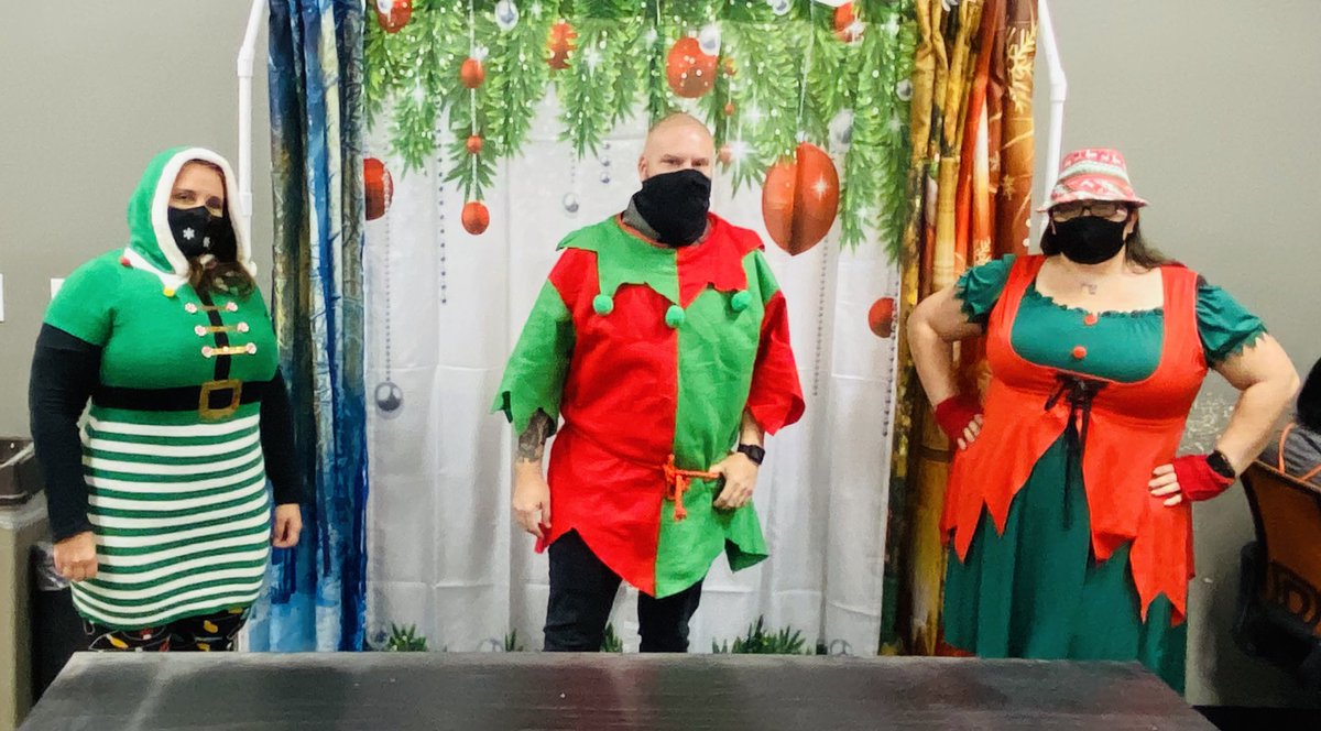 Social distanced elves!! Great job starting the holiday off right in #3310 <a href="/DaniKukler/">Dani Kukler</a> <a href="/KrisHD3310/">Kris</a> @Hdchhary