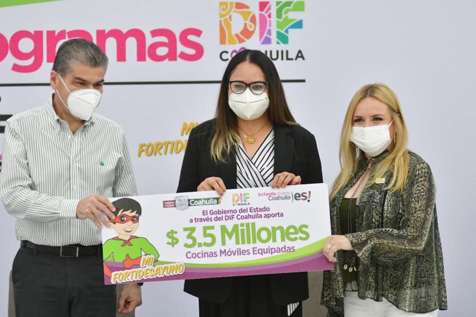 MartinGomezCald's tweet photo. #Torreon | Entregan Gobernador @mrikelme y @MarcelaGorgon Apoyos a #Programas de #UNEDIF y #MIFortiDesayuno.
https://t.co/ewQFw7ayP6 #RTNews #Saltillo #Monclova #Piedrasnegras #Acuña @DIFCoah https://t.co/c5dtKoXwI6