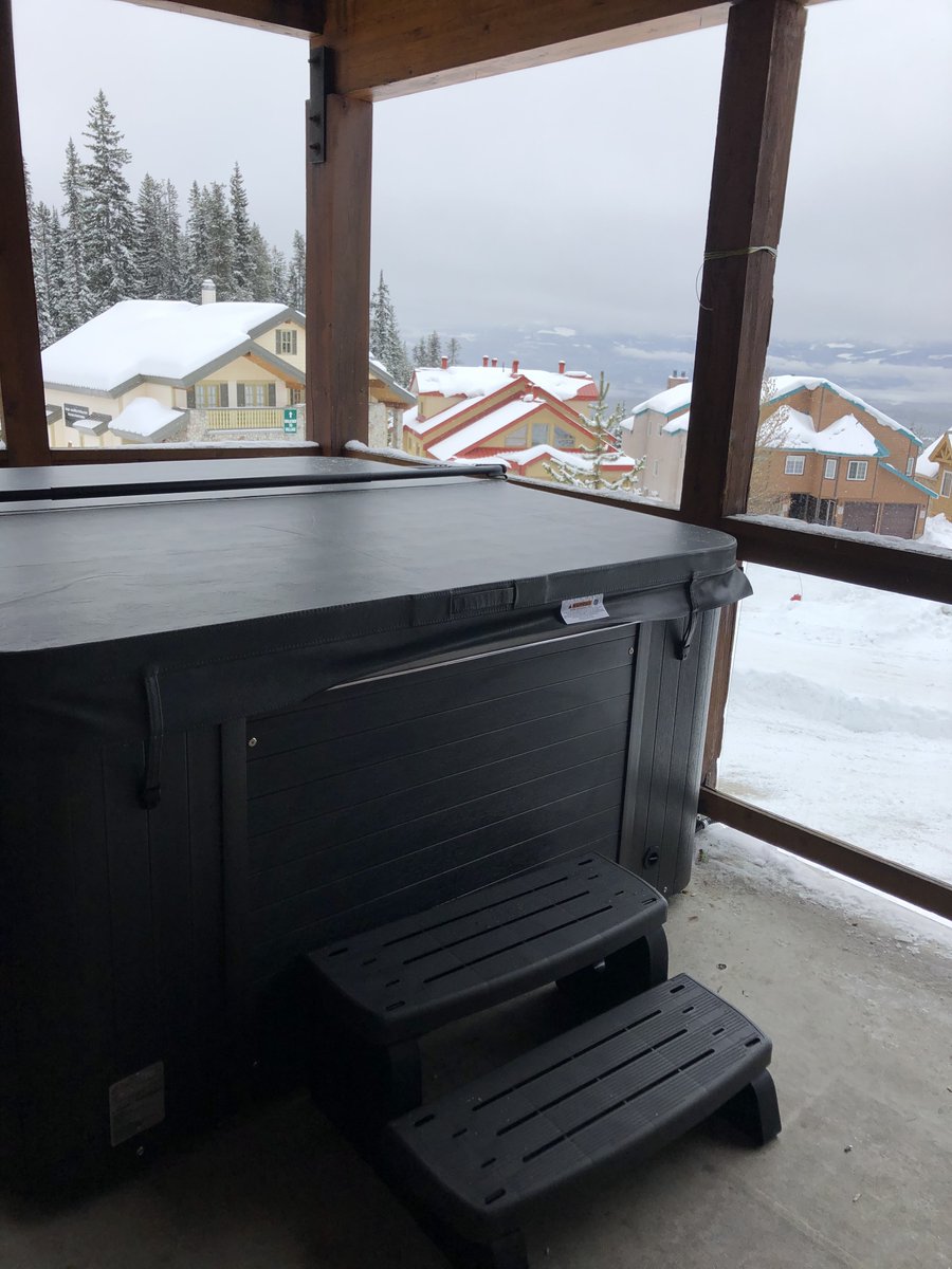 arctic_spas's tweet photo. It's busy delivery season, with lots of spas to get up and running!  Ski resorts to be enjoyed, backyards ready for the Christmas holiday and folks all over the Okanagan planning to spend time at home in style! #arcticspas #arcticspaskelowna #hottubs #spaboy #saltwaterspas https://t.co/a4GxTOdiR3