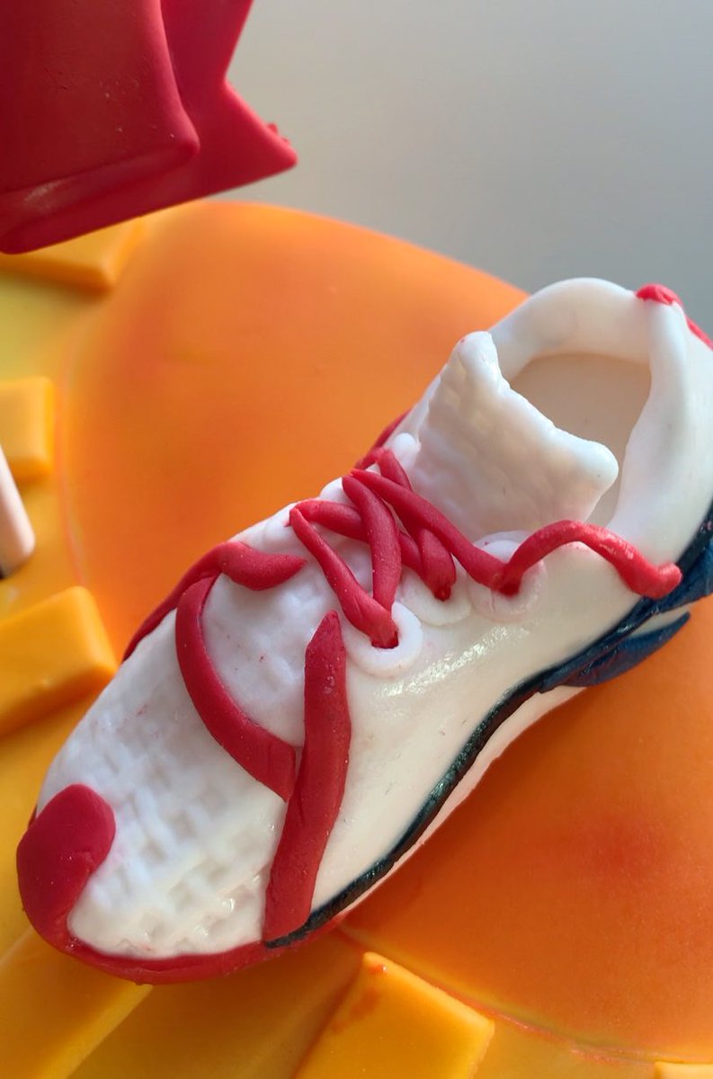 RachelCakessss's tweet photo. A special cake for the winner of the 2020 Canadian Sports Scientist of the year Award ! @PISEworld @ownthepodium @Camosun @canadiansport @TeamCanada #olympics #canadian #sportcake https://t.co/A4DkG6OdLY